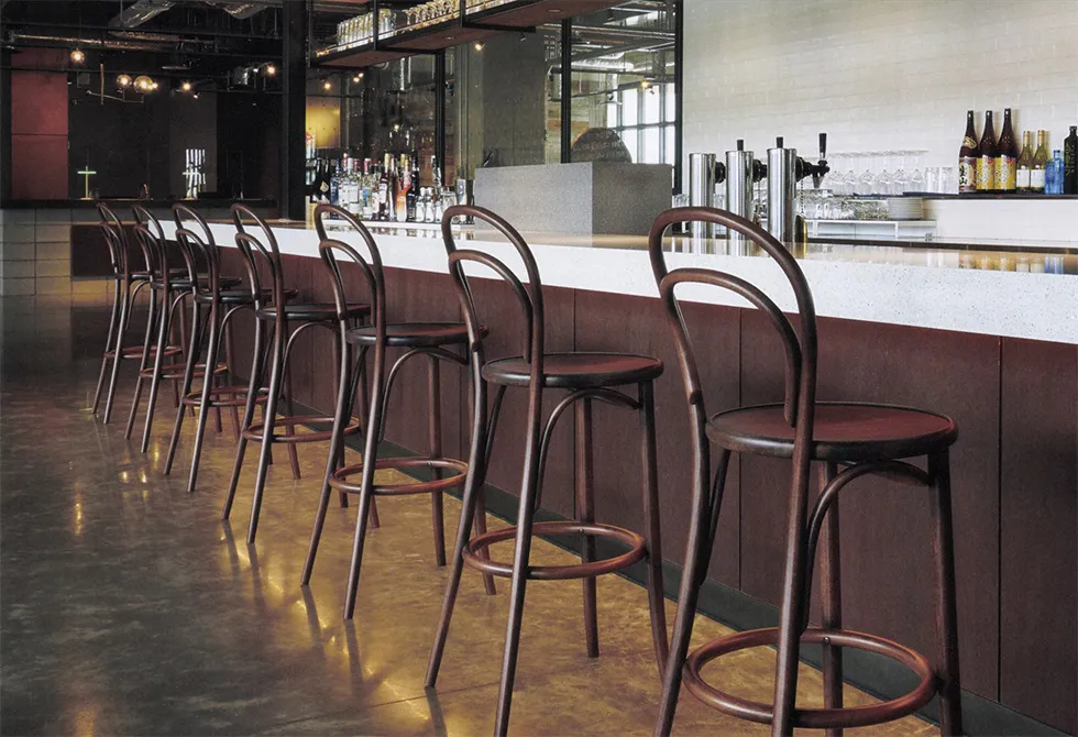 シックなバーのカウンターチェア